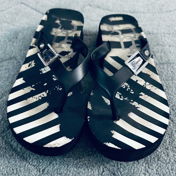 Guess Platform Flip Flop with Silver Rhinestone Logo Plate Size 7.5 Black/White - Picture 3 of 7